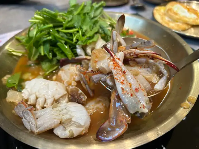 새빨간 국물과 함께 나온 해산물