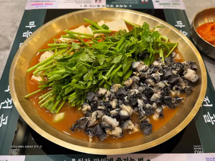 푸짐하게 담겨 나온 오징어미나리전