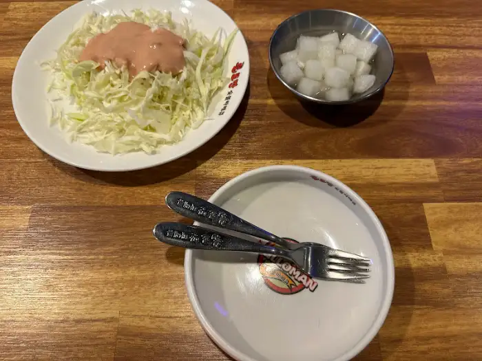 양배추 샐러드와 단무지