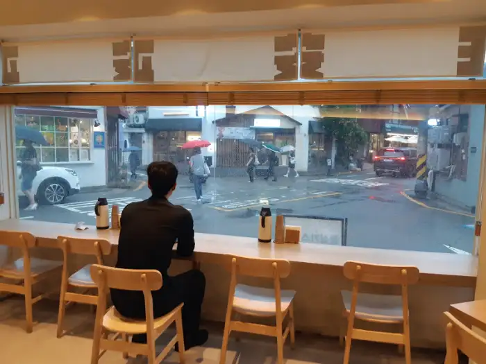 창밖 풍경을 바라보는 손님