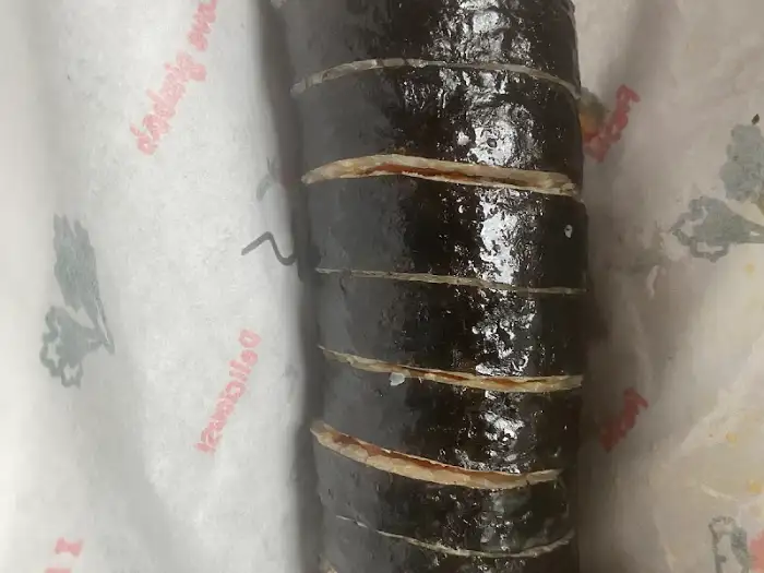 겹겹이 쌓인 김밥 조각들
