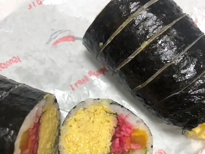 김밥 단면 사진, 계란, 비트 등 속재료가 보이는 모습