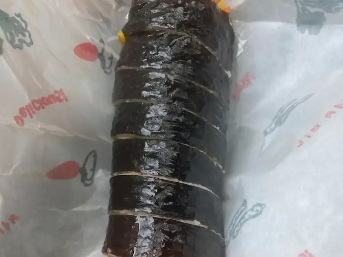 김밥의 굵고 꽉 찬 단면