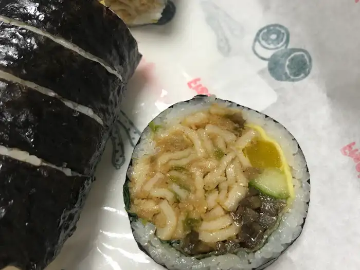 테이블 위에 놓인 김밥 조각들과 물병
