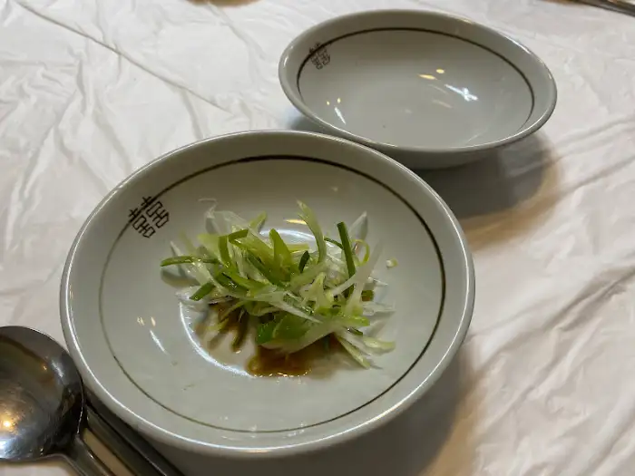 따뜻한 뚝배기에 담긴 찌개와 곁들임찬