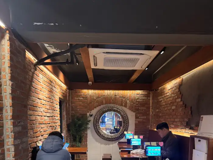 매장 내부 모습, 벽돌 인테리어와 독특한 거울이 눈에 띈다.
