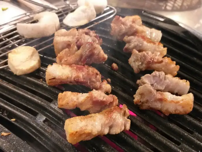 삼겹살이 불판에서 익어가는 모습