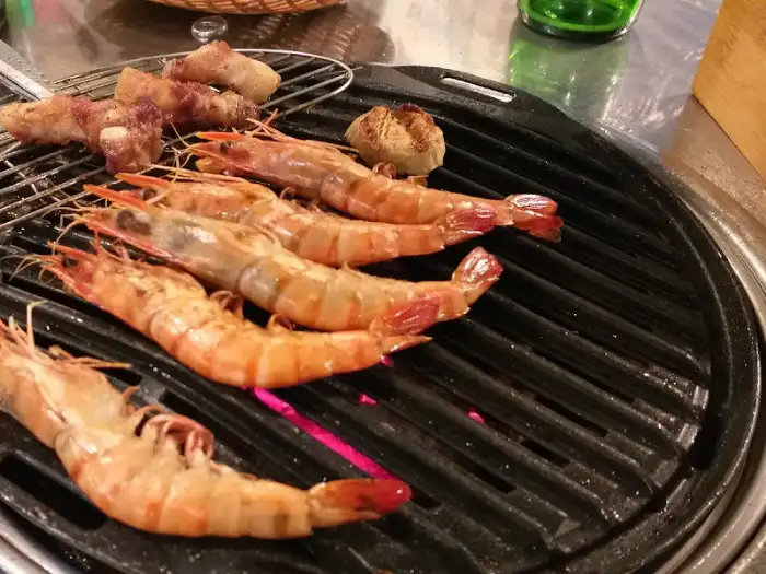 불판에 구워지는 통새우