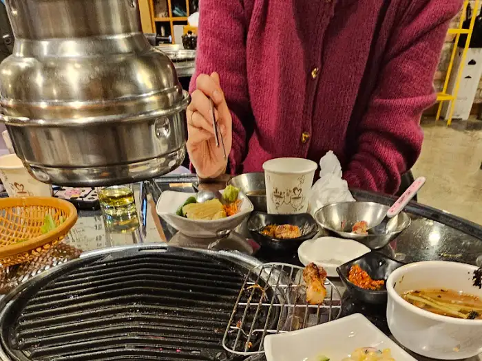식사 중인 테이블 모습