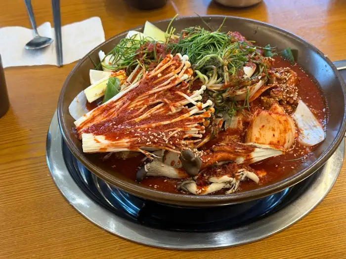테이블에 놓인 갈비찜과 곁들임 메뉴