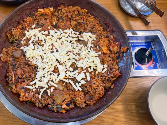 치즈 볶음밥이 담긴 팬