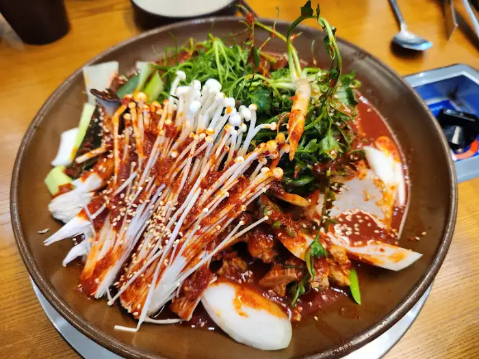 갈비찜에 곁들여진 채소와 버섯