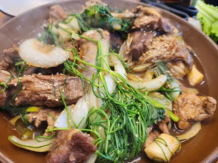 갈비찜의 부드러운 갈비 조각들
