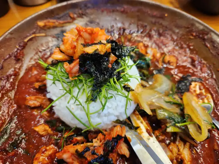 밥 위에 김치와 해초가 올라간 모습