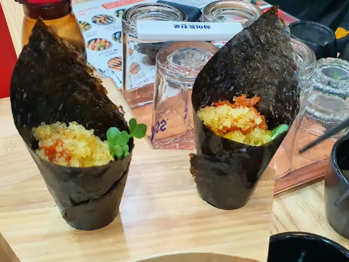 김말이 초밥의 독특한 모양