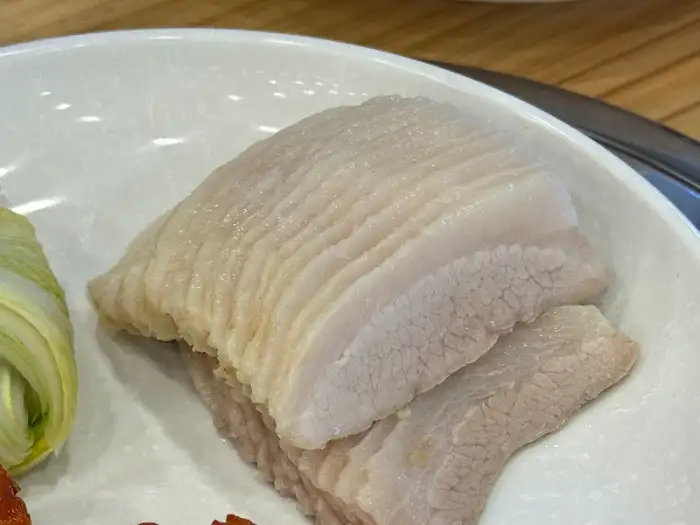 보쌈김치와 배추잎에 싸인 보쌈고기