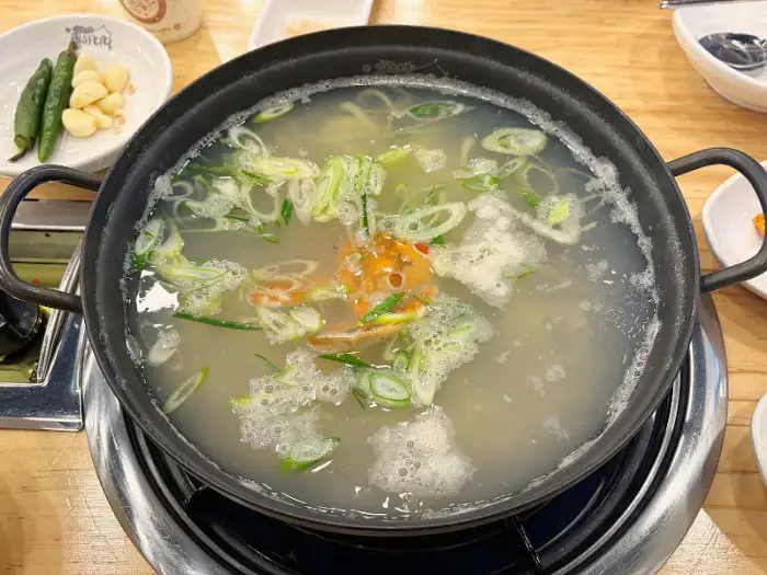 김치속과 마늘, 고추가 곁들여진 보쌈