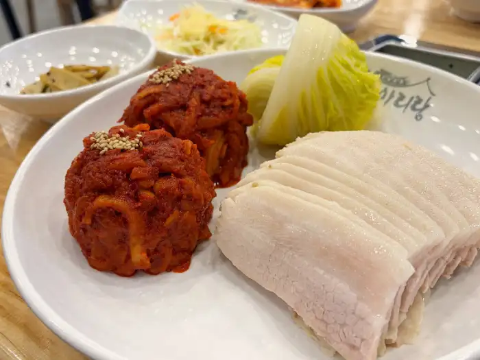 배추잎에 싸인 보쌈과 김치속