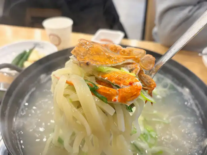 칼국수와 해산물이 담긴 뚝배기