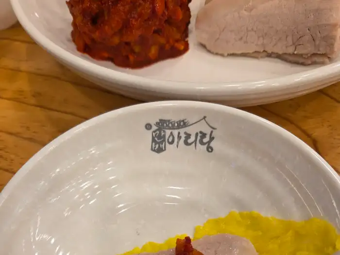 검은 면발에 양념과 채소가 얹어진 비빔 막국수