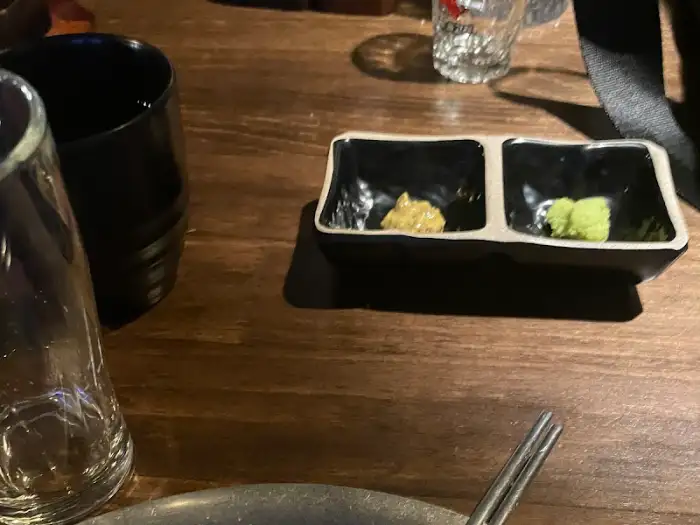 두 가지 종류의 소스가 담긴 작은 검정 접시