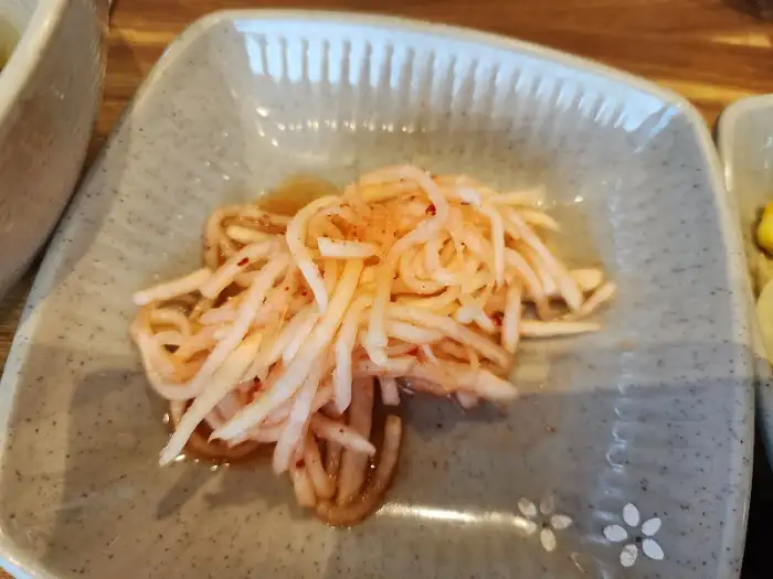 잘게 썰어진 깍두기 볶음밥