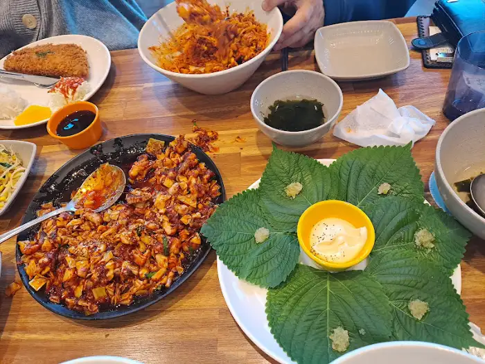 테이블에 놓인 깻잎과 소스, 쭈꾸미 볶음
