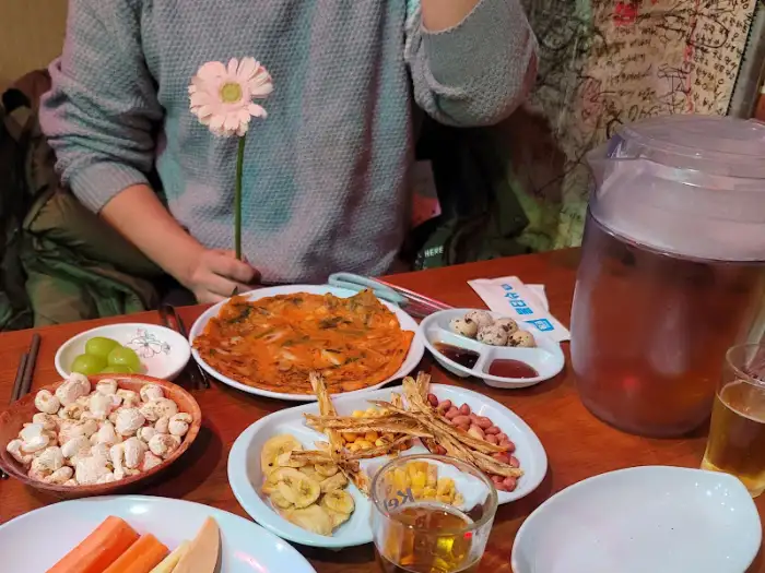 기본 안주로 나온 팝콘과 꼬치