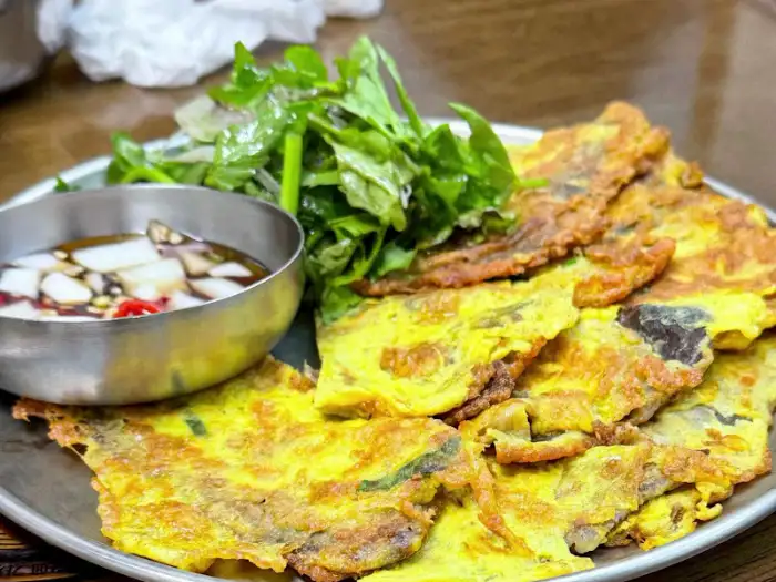 플레이팅된 육전과 미나리 무침