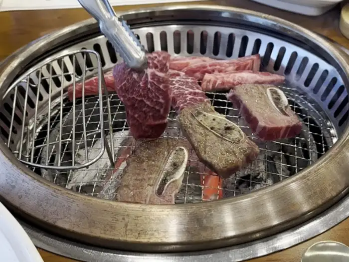 숯불 위에서 구워지는 고기