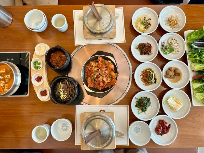 다양한 한식 반찬과 메인 요리