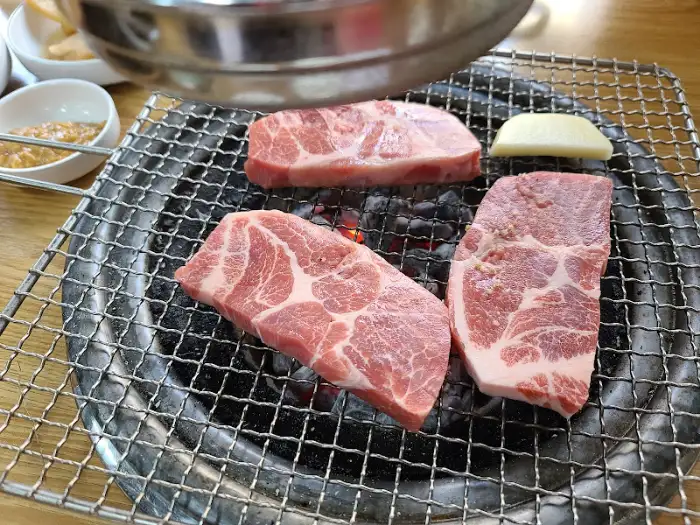 숯불 위에서 구워지는 돼지 목살