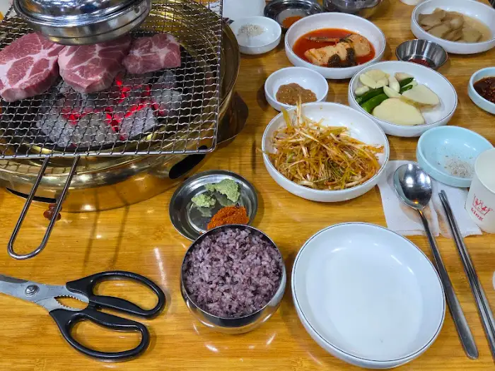 상추쌈과 곁들여 먹는 돼지 목살