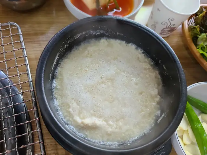 따뜻하게 끓여 나오는 콩비지