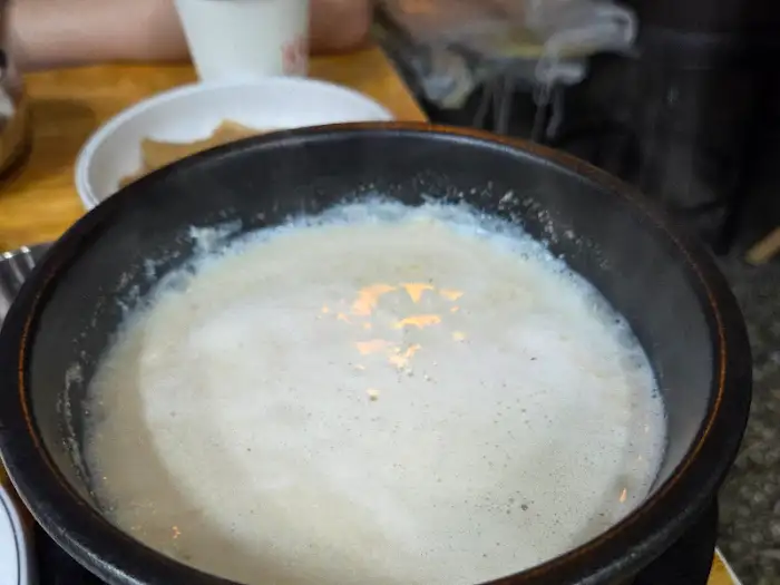 끓고 있는 콩비지 찌개