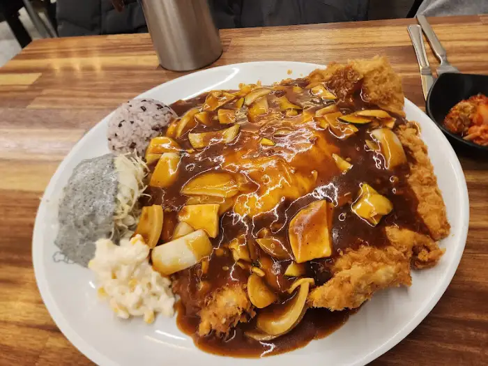 소스와 채소가 듬뿍 올라간 돈까스