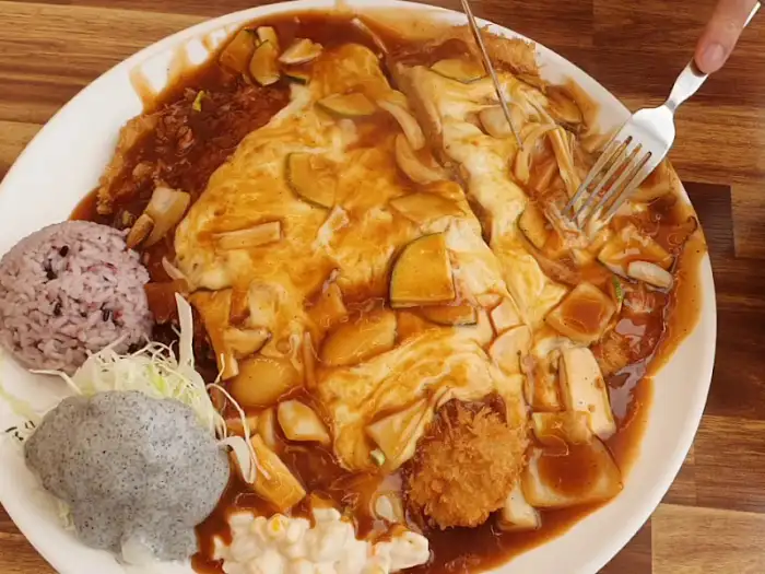 먹기 좋게 썰고 있는 돈까스