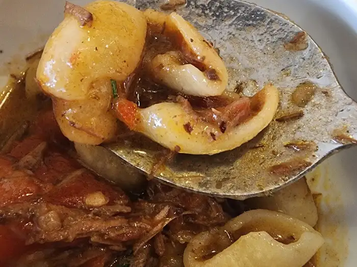 돌돌 말아 올린 생면 숏파스타