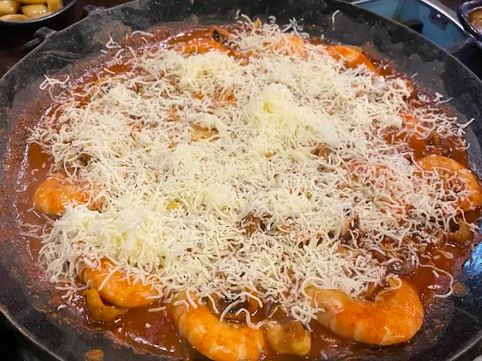 치즈가 덮인 낙지 요리