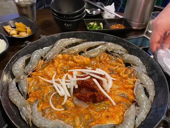 그리들 가장자리에 둘러싸인 새우와 낙지