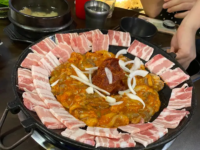 낙지 요리를 중심으로 가장자리에 배치된 돼지고기