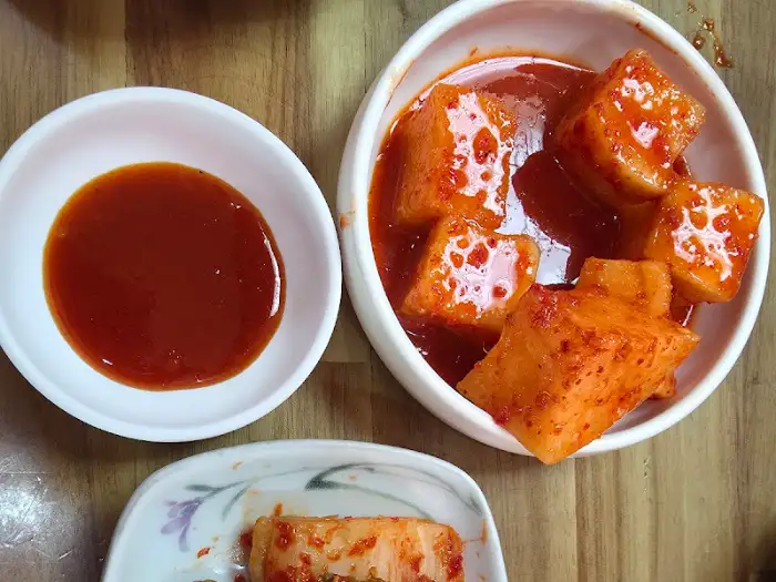 세 가지 김치와 소스가 담긴 그릇들
