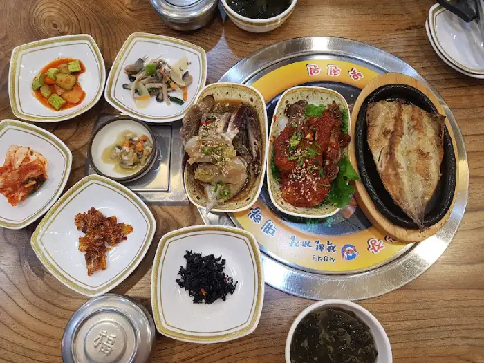 게장 및 각종 반찬이 차려진 상차림