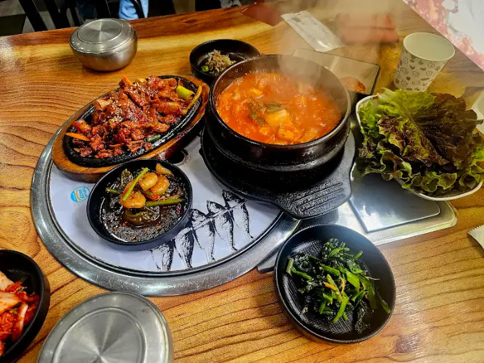 김치찌개와 제육볶음, 밥
