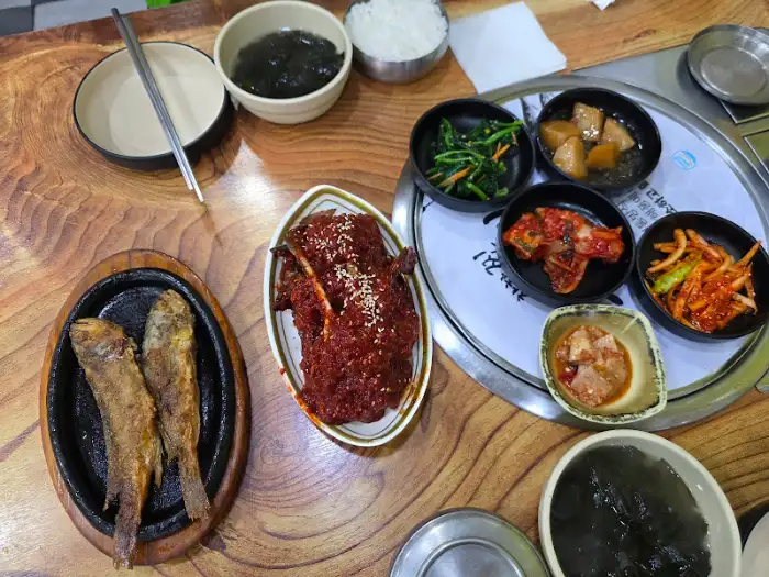 게장, 고등어구이, 밥, 반찬이 차려진 상차림