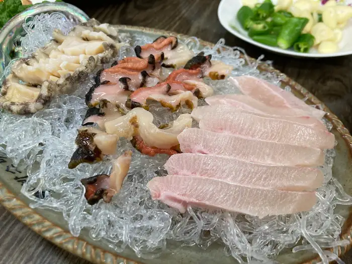 신선한 자연산 벵에돔과 전복, 소라 등 해산물 모둠