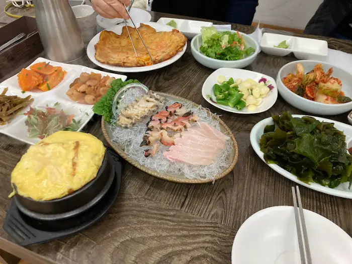 벵에돔 회와 함께 곁들여진 다양한 밑반찬들