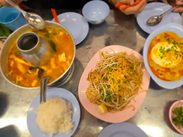 테이블에 차려진 다양한 태국 요리