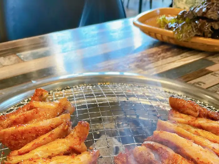 테이블에 놓인 닭갈비와 막국수