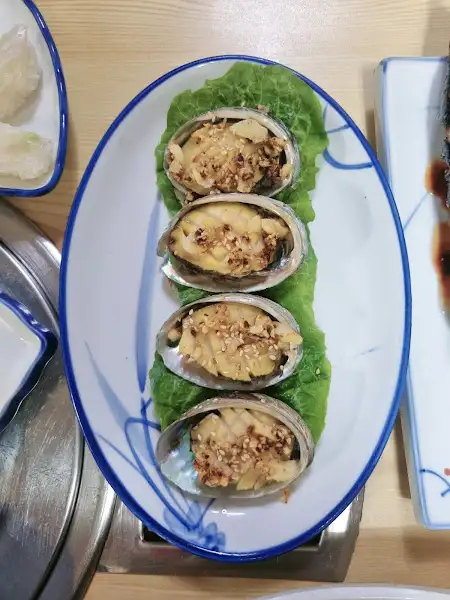 고소하게 구워진 전복 요리 2